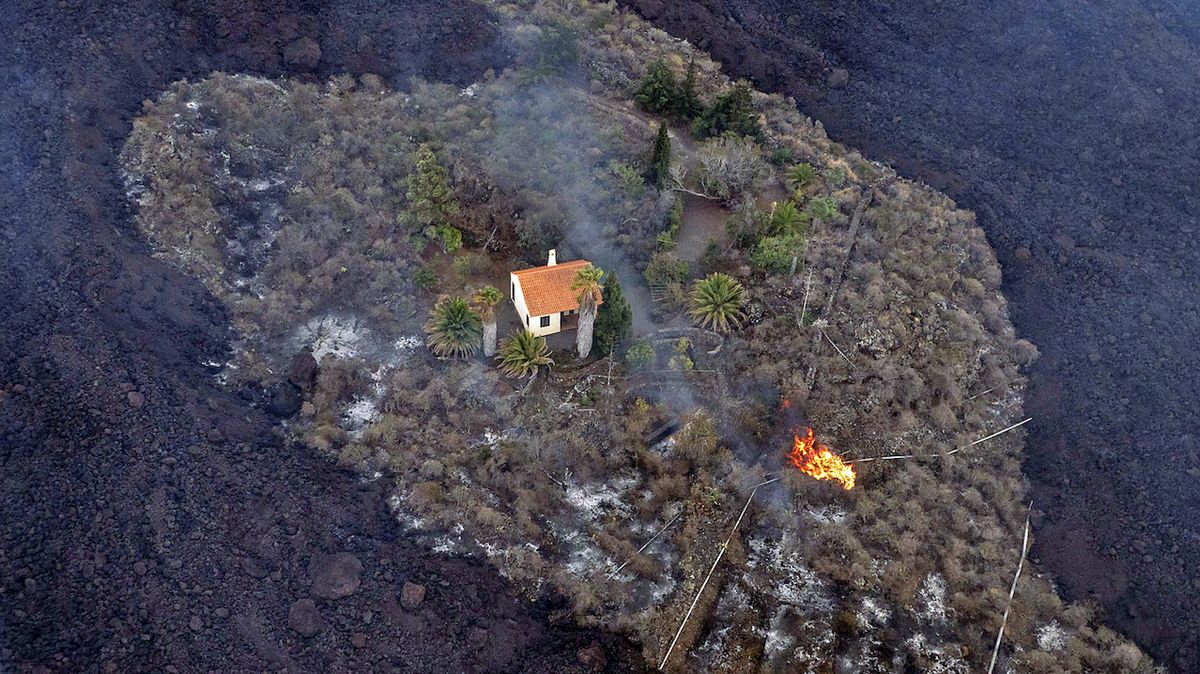 Letecké záběry z La Palmy: Uprostřed lávového pekla zůstal jeden dům netknutý